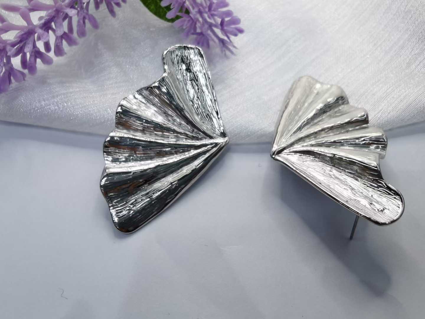 合金质感耳钉 高级感饰品 简约时尚耳环 独特耳饰 优雅女士耳饰耳饰