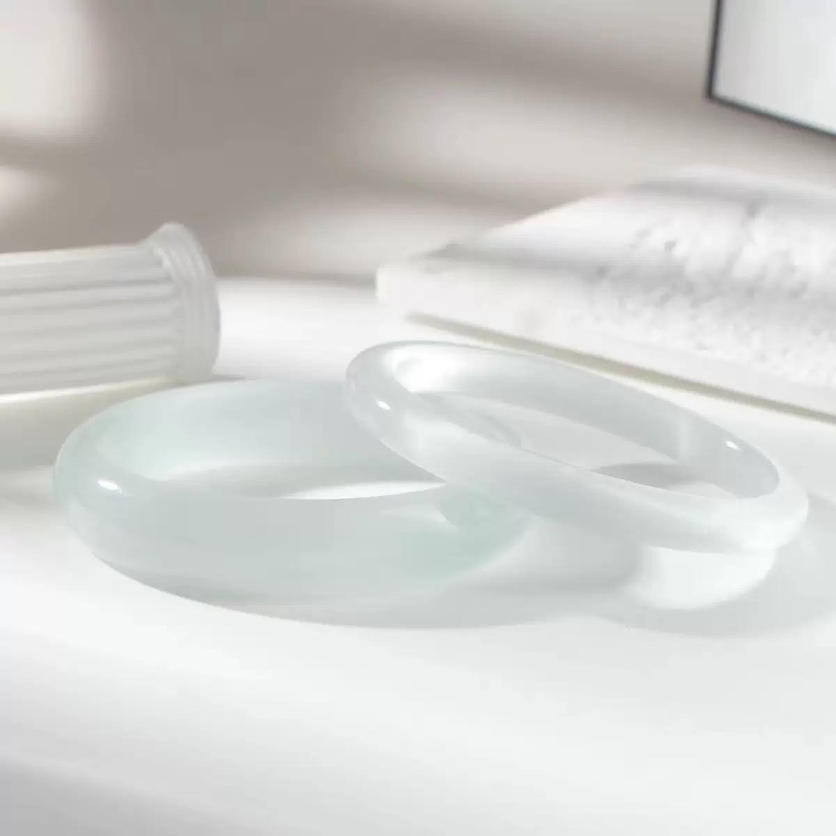 Factory direct supply of high-end cat's eye stone bracelet, white moonlight, ice blue, Champagne color bracelet, glass bracelet, jewelry bracelet Application Scenario