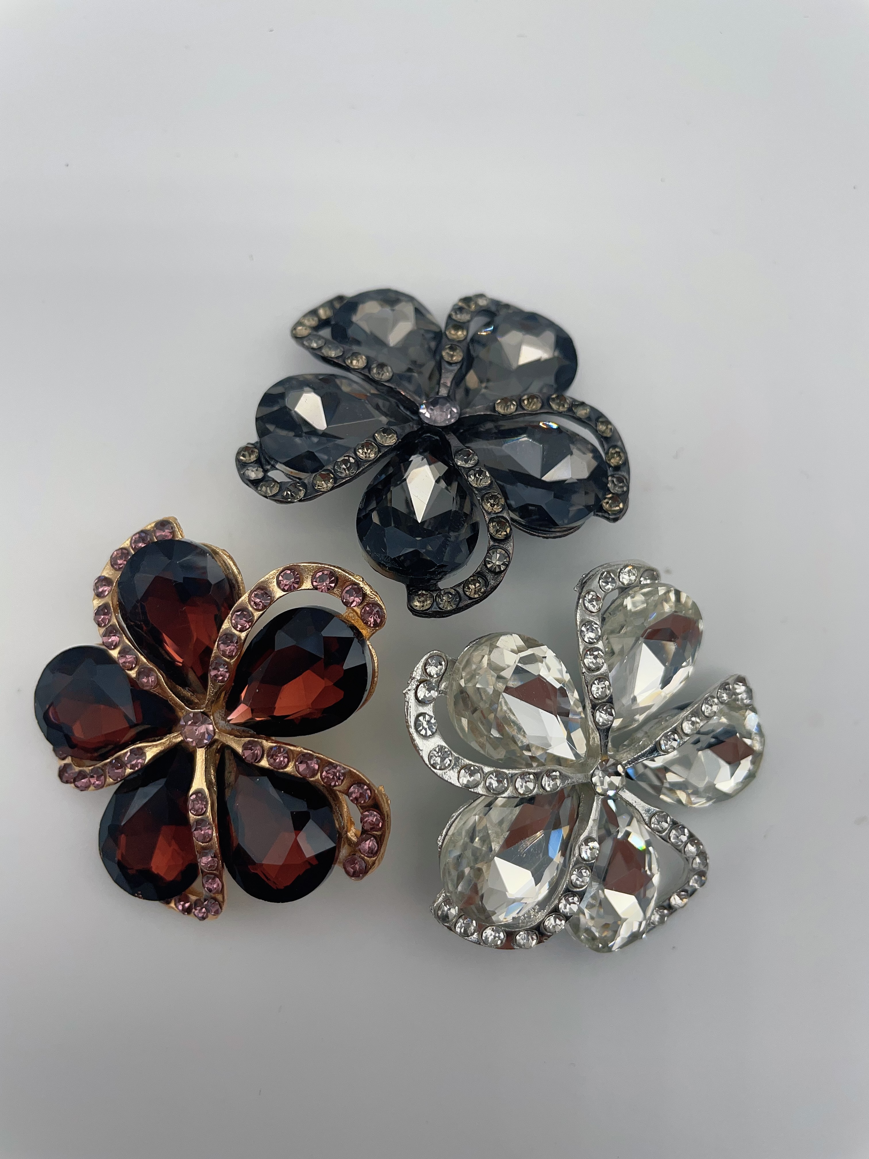 Diamond-encrusted zhuan s high-end brooch in stock, women's silk scarf clasp alloy brooch, cartoon fashion, versatile, rhinestone paired with brooch Item Picture