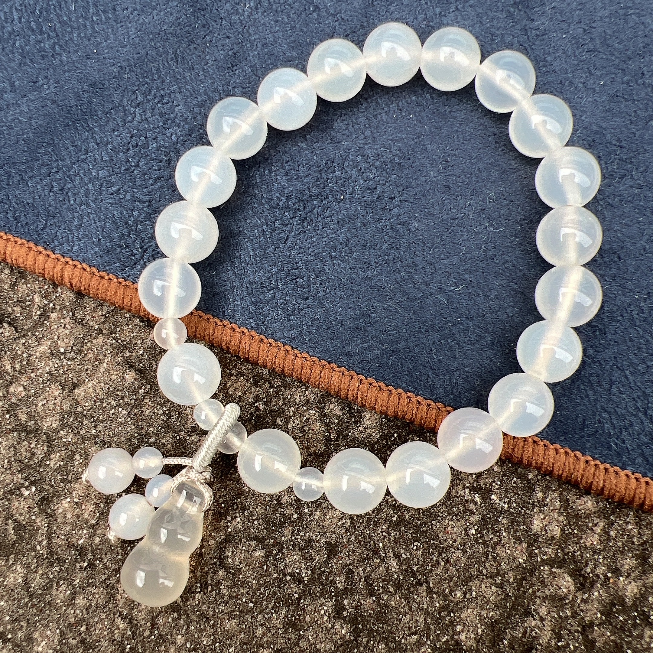 Gold thread jade, chalcedony and agate bracelet Application Scenario