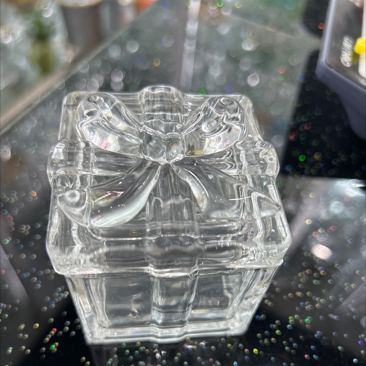 The bow-shaped square glass sugar jar can hold scented stone candles and is a delicate transparent art piece Specification image