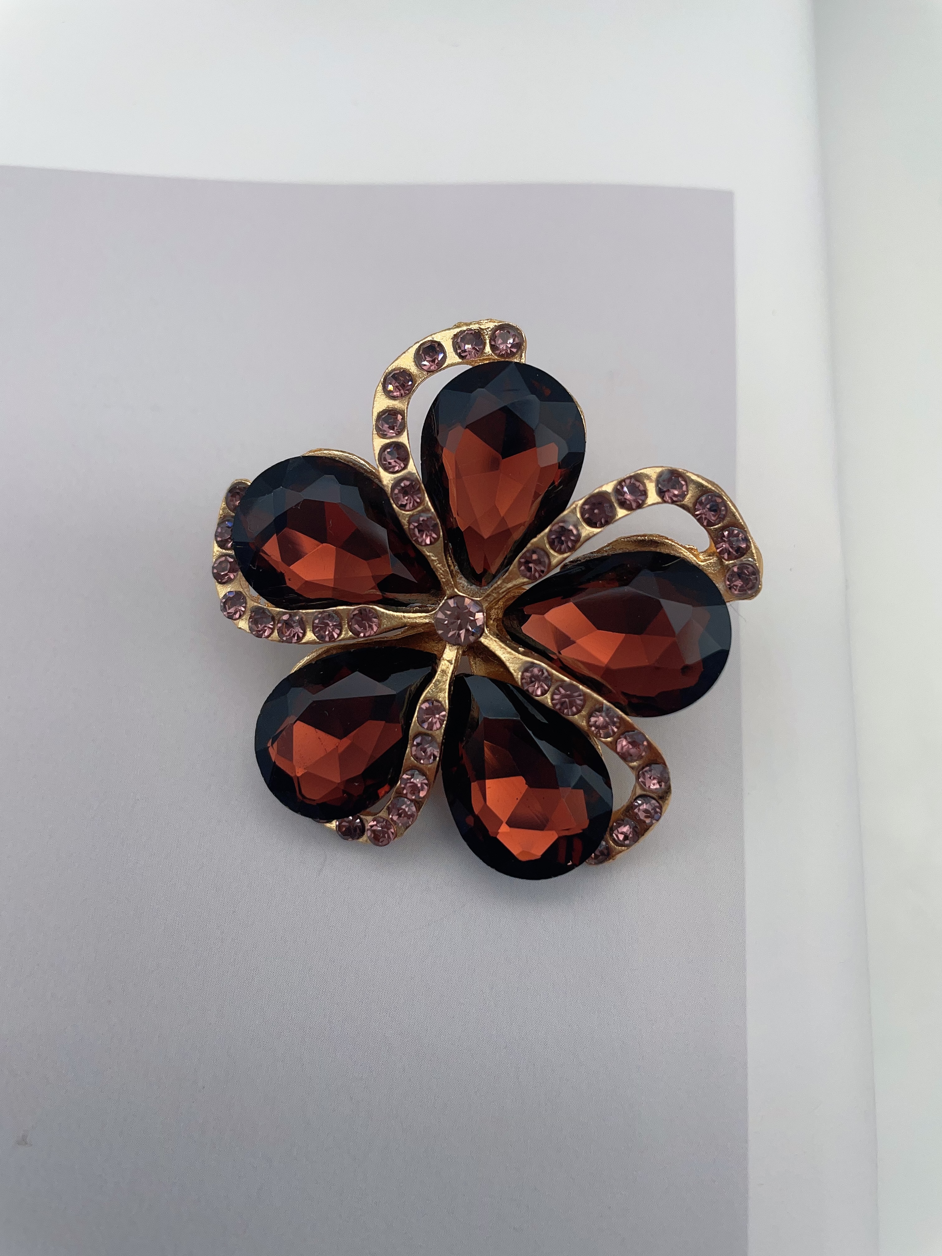 Diamond-encrusted zhuan s high-end brooch in stock, women's silk scarf clasp alloy brooch, cartoon fashion, versatile, rhinestone paired with brooch details Picture