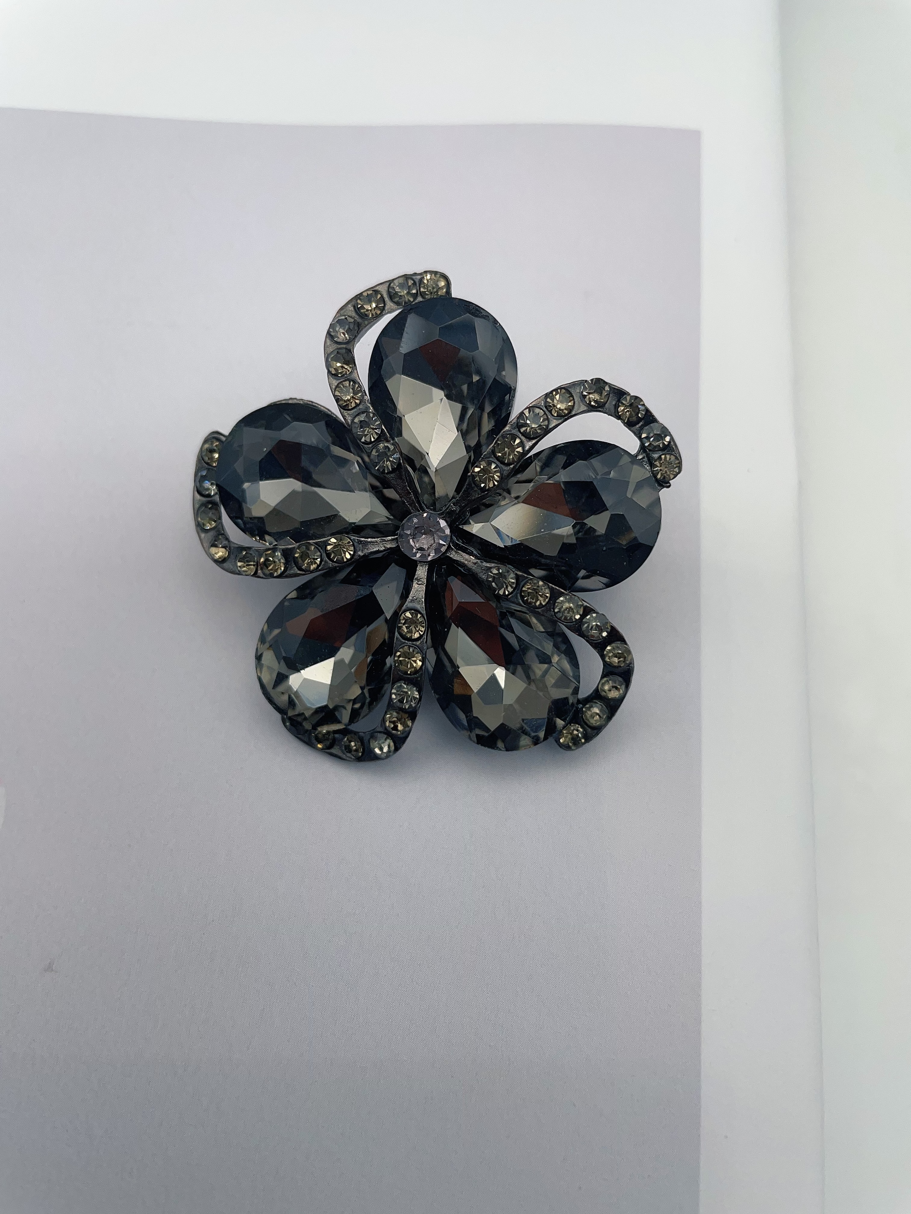 Diamond-encrusted zhuan s high-end brooch in stock, women's silk scarf clasp alloy brooch, cartoon fashion, versatile, rhinestone paired with brooch Specification image