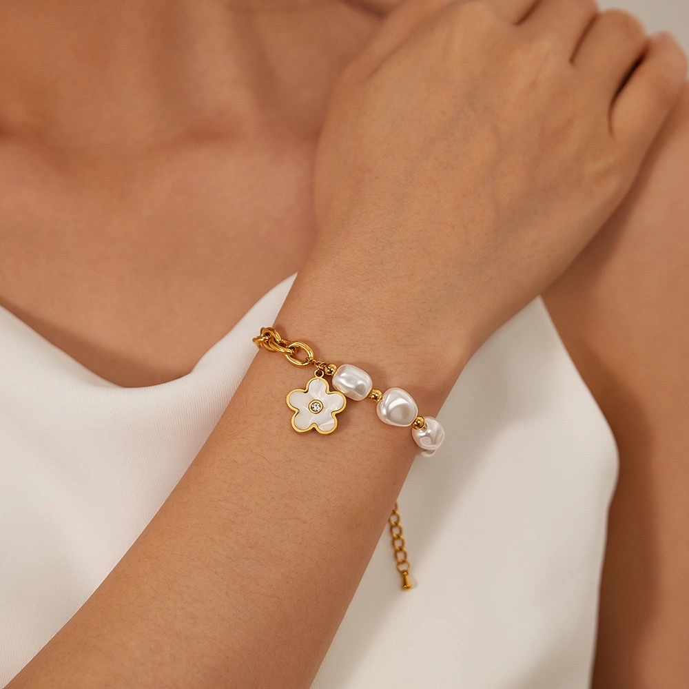 European and American stainless steel spliced flower bracelets, women's jewelry, pearl accessories, fashionable, niche, light luxury, versatile jewelry, titanium steel jewelry detail image 4