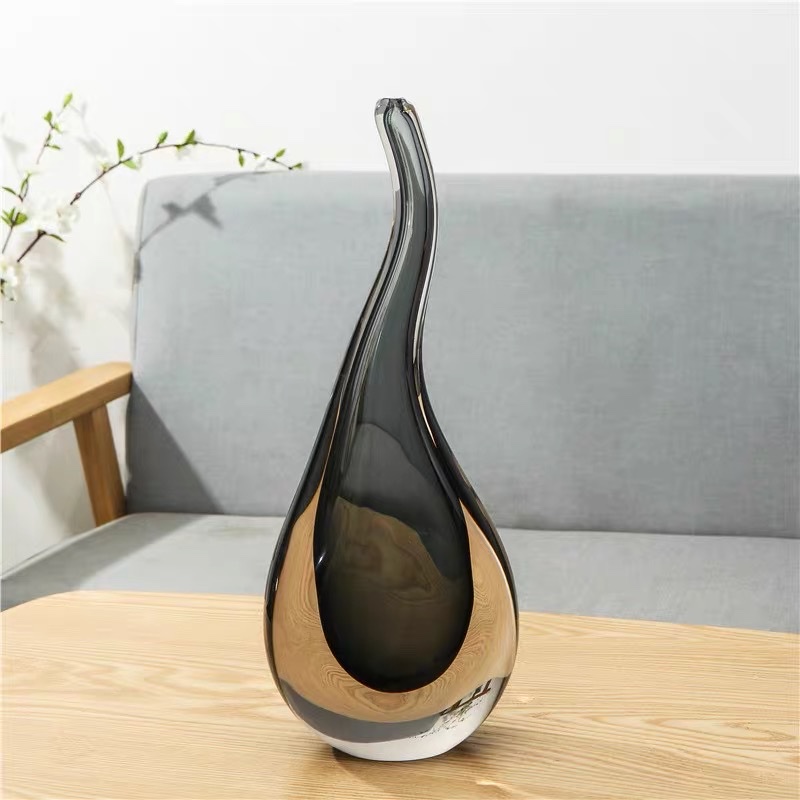 Irregular modern and simple transparent glass vase, irregular-shaped flower arrangement vase, new soft decoration design decorative item, irregular-shaped flower arrangement vase, new soft decoration design decorative item, handcrafted modern gray light luxury craftsmanship decorative item. detail image 3