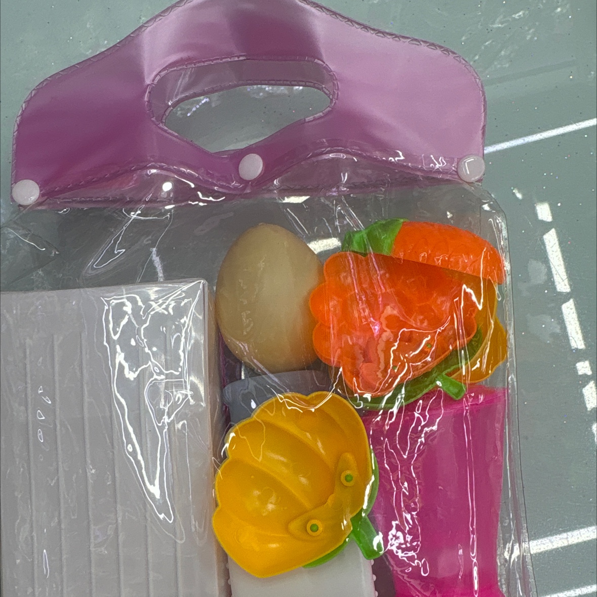 厨房用剂里面有铲，有那个炒菜的铲子，叉子，锅盖有。那个集成灶、水龙头，各种各样的配件，厨房玩具，厨房玩具厨具产品图