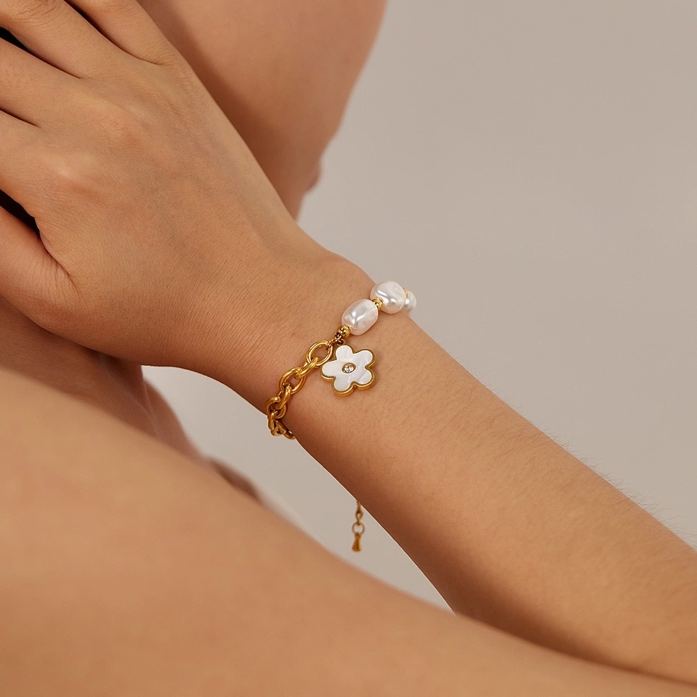 European and American stainless steel spliced flower bracelets, women's jewelry, pearl accessories, fashionable, niche, light luxury, versatile jewelry, titanium steel jewelry detail image 5