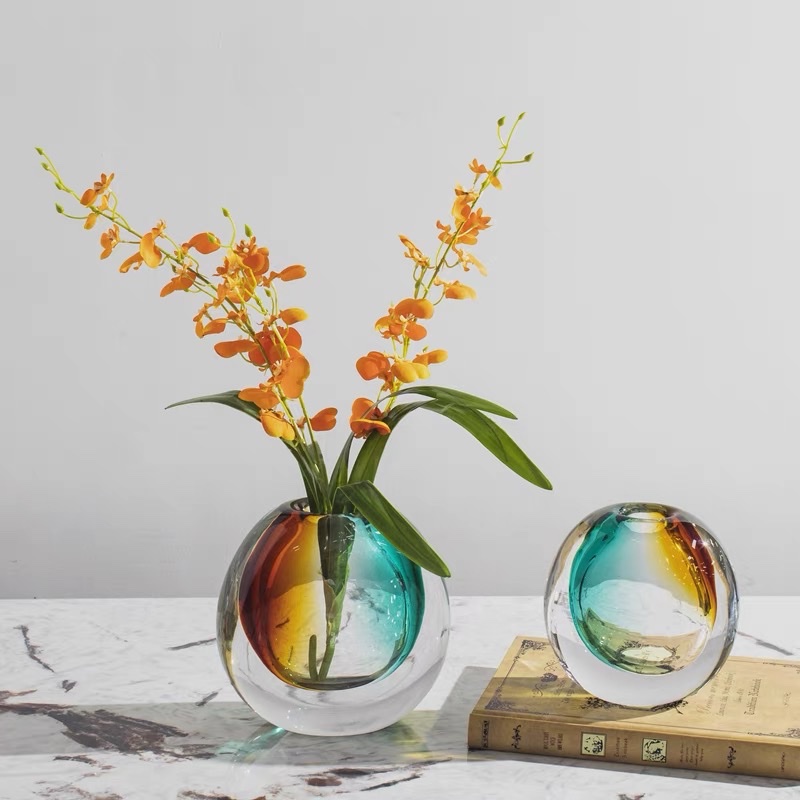 轻奢现代简约玻璃花瓶摆件艺术琉璃插花花瓶客厅茶几轻奢玄关桌面装饰轻奢琉璃艺术彩色渐变花瓶客厅茶几电视柜可水培可插花花器。