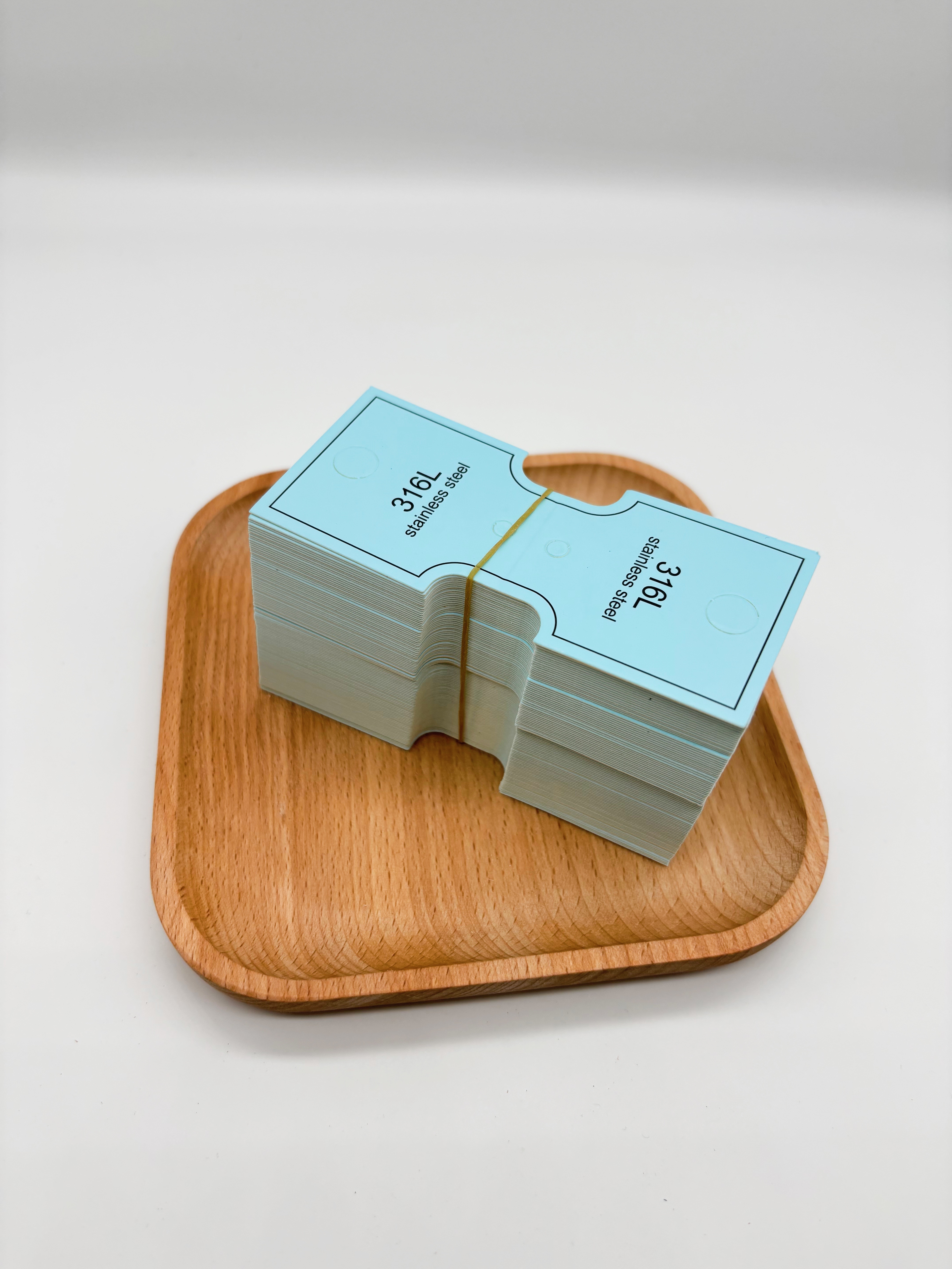 4*10蓝色对折卡纸饰品配件包装卡片白底实物图