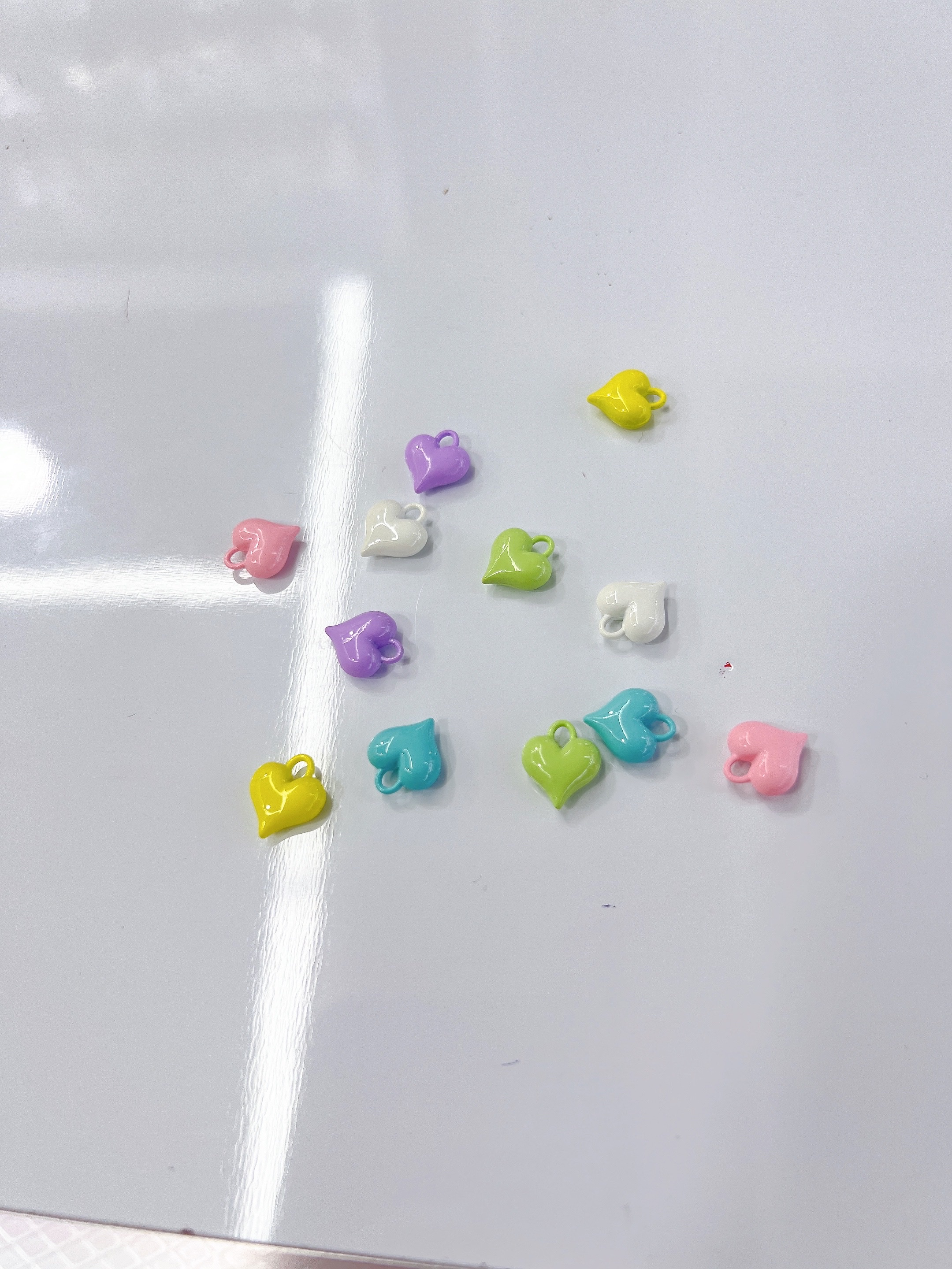 diy zinc alloy jewelry accessories are elegant, fashionable, fresh and trendy. Earrings, hair accessories, accessories, cartoon and cute spray-painted color-preserving pendants, pendants, phone chains, keychains, accessories, tags, phone cases, simple design and creative gifts Application Scenario