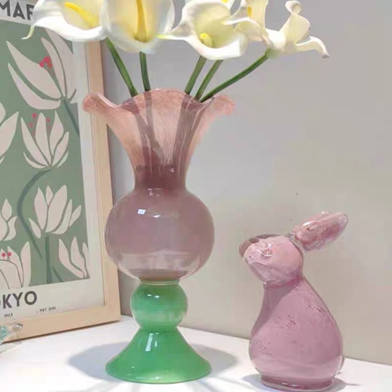 奶油粉绿色多巴胺ins风高脚琉璃花瓶高级感花边口桌面中古彩色，甄选中古琉璃花脚圆肚长颈喇叭口花器法式复古轻奢玻璃中古粉。