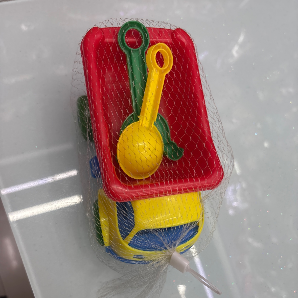 沙滩玩具里面有一个耙子，一个铲子，颜色混装，一件240个塑料玩具。儿童玩具，沙滩玩具