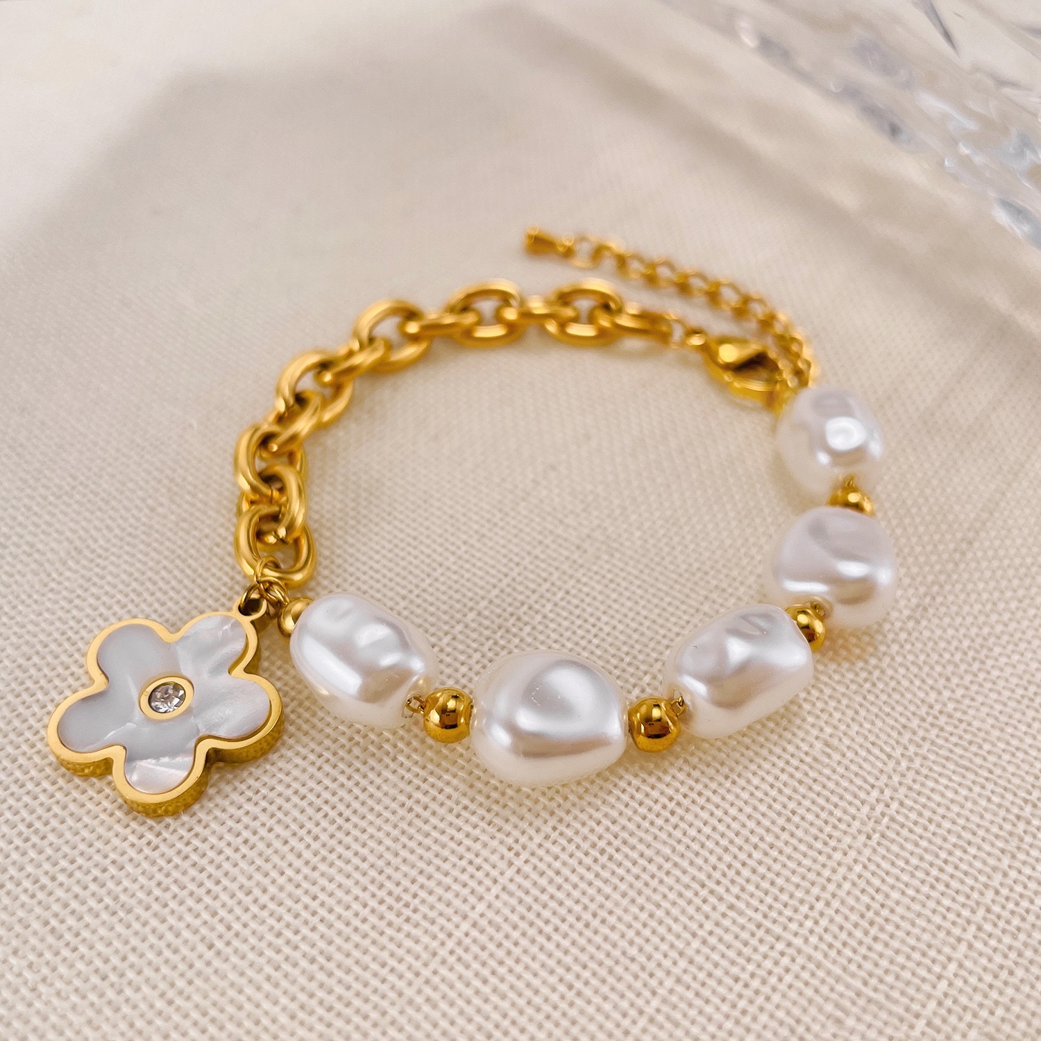 European and American stainless steel spliced flower bracelets, women's jewelry, pearl accessories, fashionable, niche, light luxury, versatile jewelry, titanium steel jewelry
