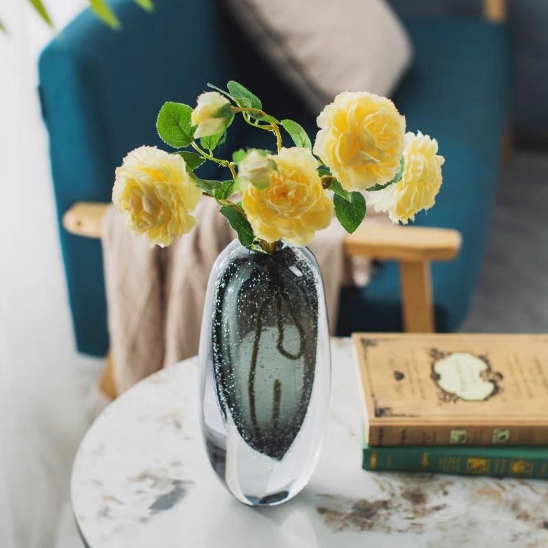 Munan Home Furnishing's European-style minimalist grey bubble glass vase, handcrafted flower vases, thick-bottled living room tabletops, bedroom ornaments, simple and modern flower arrangement handicrafts, vases, light luxury glass decorations, living room soft decorations, model room table ornaments Application Scenario