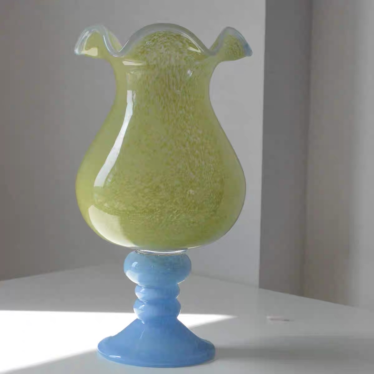 新品粉色法式复古高脚铃兰风灯花瓶中古琉璃高级玻璃花器插花摆件，法式玻璃花摆件家居轻奢电视柜复古装饰插花鲜花琉璃中古风灯。详情图4