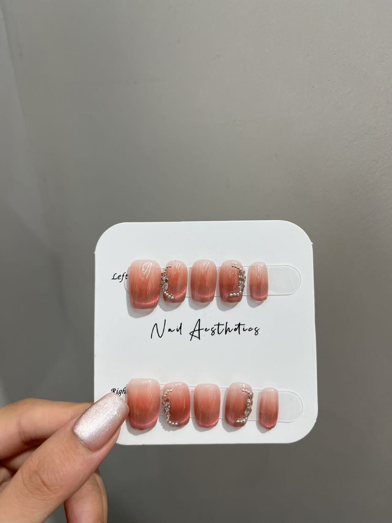 Wearing manicure, a fashionable and convenient way of manicure, has become a new favorite among beauty enthusiasts due to its features of no need to polish the real nails, no harm and being reusable.