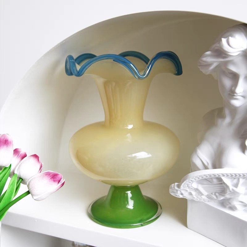 French vintage wind lamp glass vase decoration, home light luxury TV cabinet, retro decoration, fresh flowers and green plants, flower arrangement, modern and simple wind lamp vase decoration, living room dining table, model room, hotel soft decoration, flower arrangement, glass. Specification image