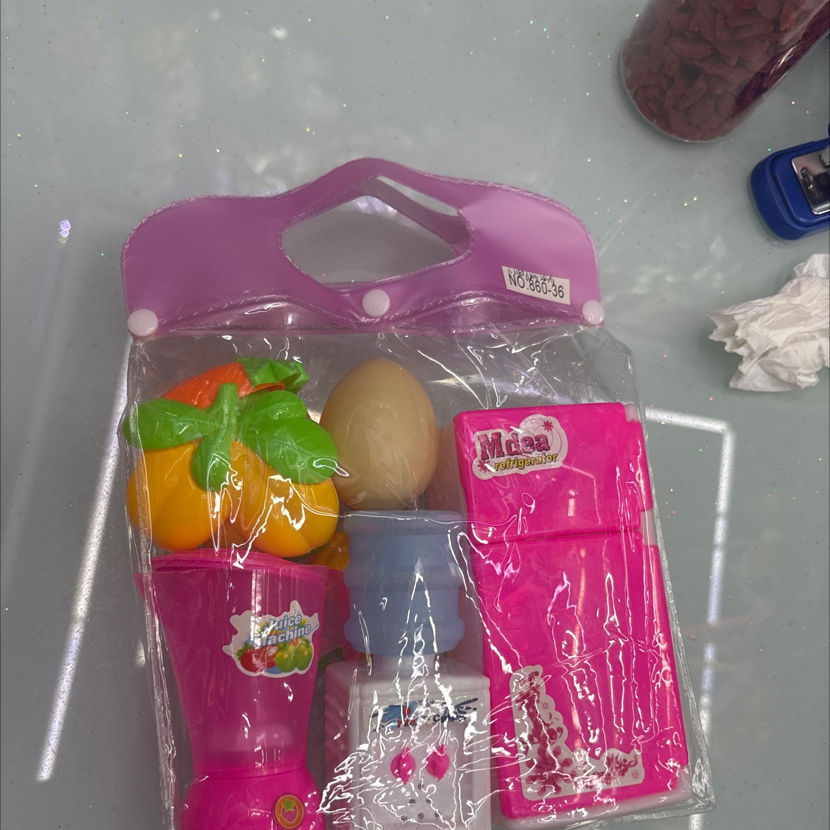 厨房用剂里面有铲，有那个炒菜的铲子，叉子，锅盖有。那个集成灶、水龙头，各种各样的配件，厨房玩具，厨房玩具厨具细节图