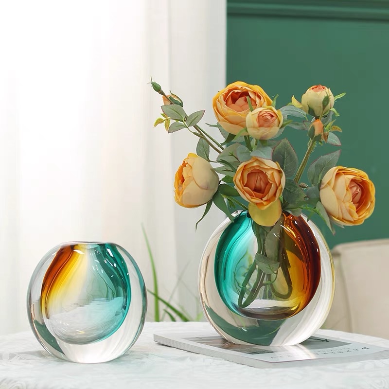 Light luxury modern simple glass vase decoration, artistic glass flower arrangement vase, living room coffee table, light luxury entrance hall table decoration, light luxury glass art color gradient vase, living room coffee table, TV cabinet, can be hydroponic or flower arrangement vase. Application Scenario