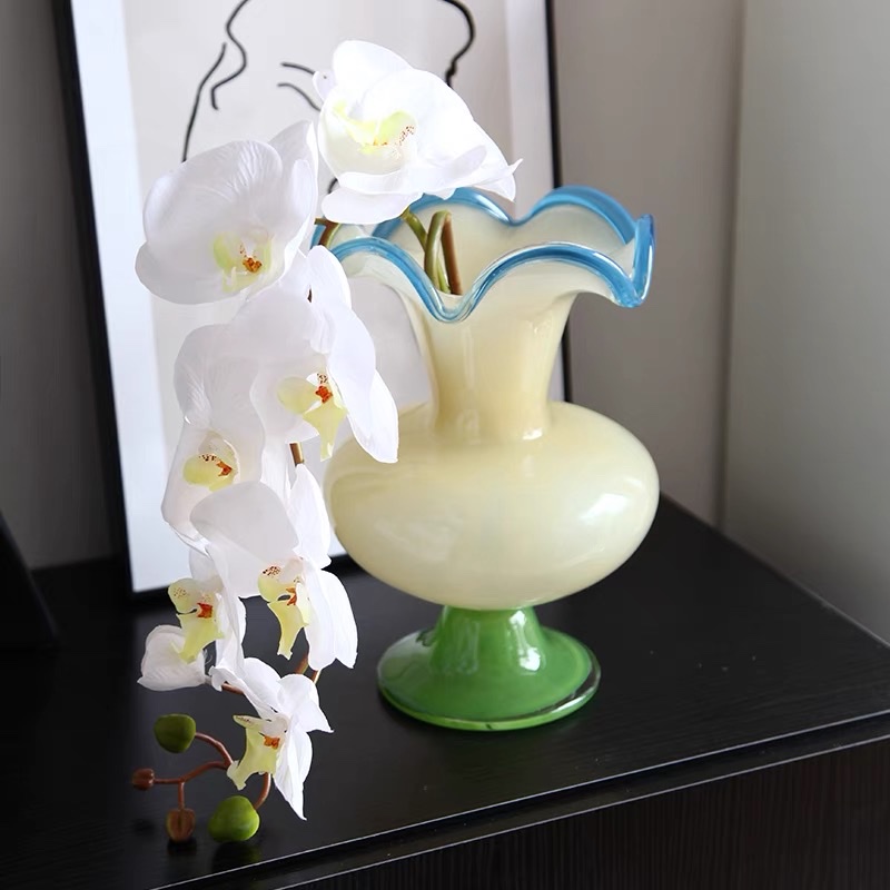 French vintage wind lamp glass vase decoration, home light luxury TV cabinet, retro decoration, fresh flowers and green plants, flower arrangement, modern and simple wind lamp vase decoration, living room dining table, model room, hotel soft decoration, flower arrangement, glass. details Picture