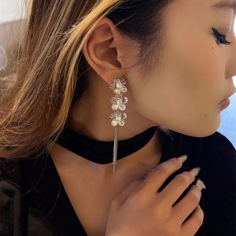 锆石花瓣流苏耳环简约时尚耳环 高级感饰品 独特设计耳饰 优雅女士佩戴细节图
