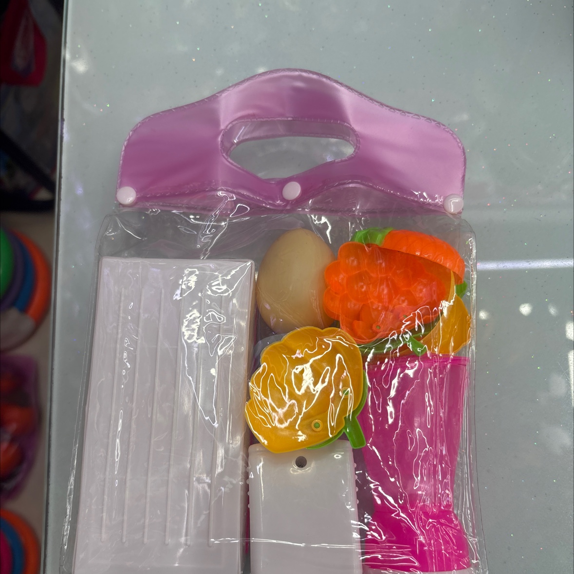 厨房用剂里面有铲，有那个炒菜的铲子，叉子，锅盖有。那个集成灶、水龙头，各种各样的配件，厨房玩具，厨房玩具厨具详情图3