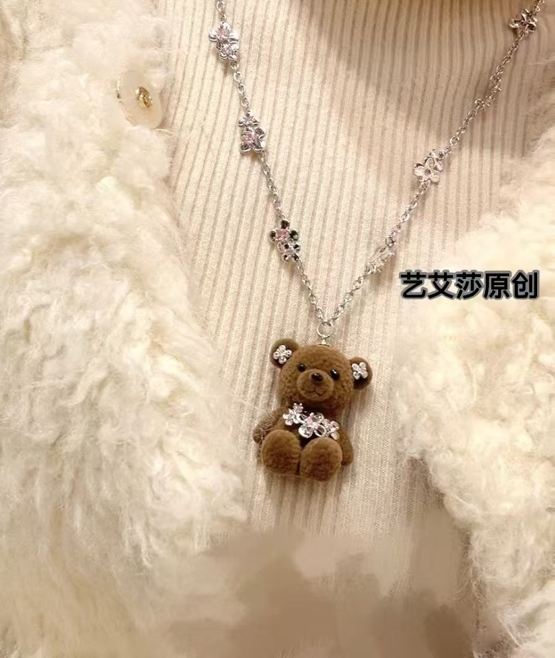 
深扒韩国女团成员们的饰品✨！New Jeans、babymonster、aespa、redvelvet…尊嘟找到hin细节图