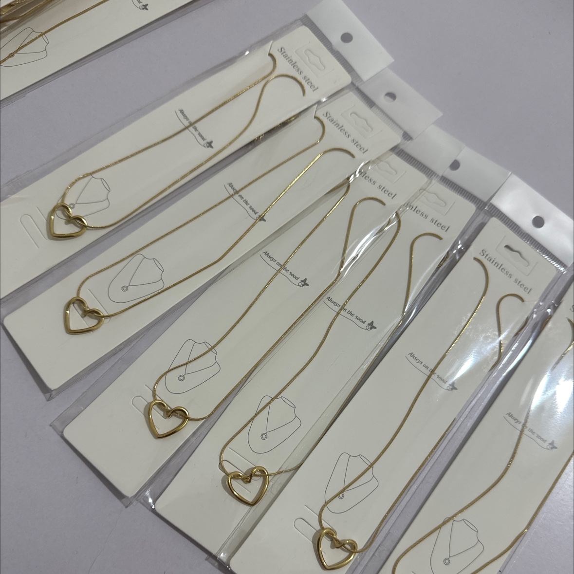 Heart-shaped snake chain jewelry set, stainless steel necklace, simple and fashionable accessories Application Scenario