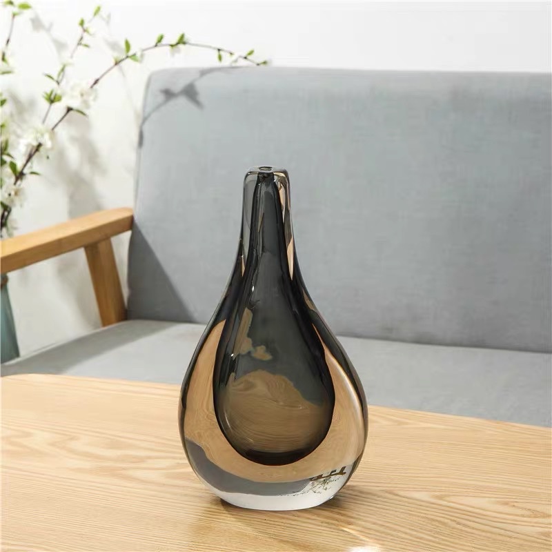 Irregular modern and simple transparent glass vase, irregular-shaped flower arrangement vase, new soft decoration design decorative item, irregular-shaped flower arrangement vase, new soft decoration design decorative item, handcrafted modern gray light luxury craftsmanship decorative item. detail image 2