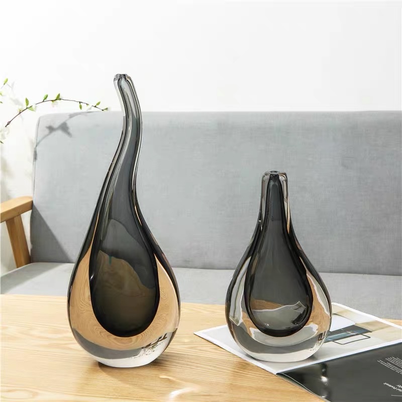 Irregular modern and simple transparent glass vase, irregular-shaped flower arrangement vase, new soft decoration design decorative item, irregular-shaped flower arrangement vase, new soft decoration design decorative item, handcrafted modern gray light luxury craftsmanship decorative item. detail image 5
