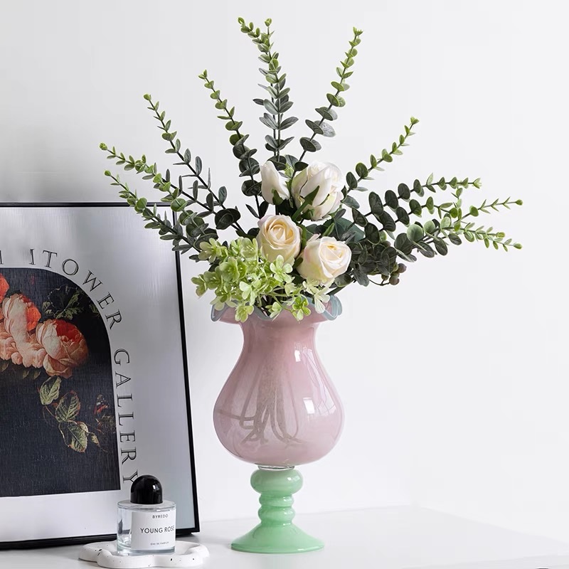 新品粉色法式复古高脚铃兰风灯花瓶中古琉璃高级玻璃花器插花摆件，法式玻璃花摆件家居轻奢电视柜复古装饰插花鲜花琉璃中古风灯。产品图