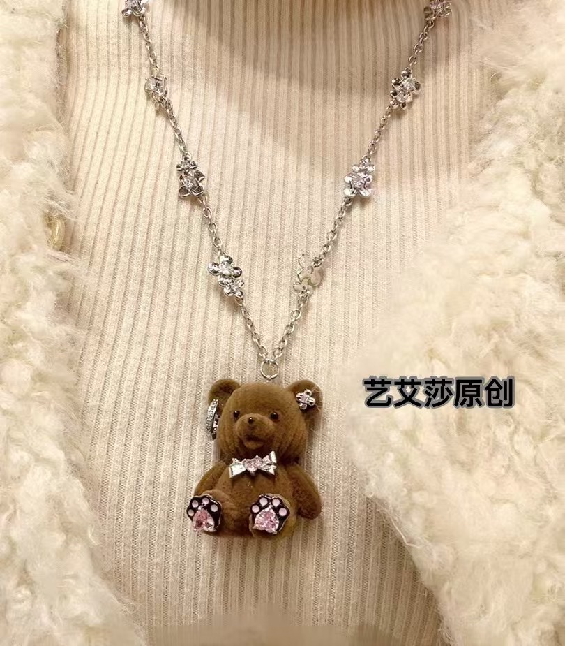 Bear Dig Deep: The cute little bear Zundu has been found among the members of the South Korean girl group