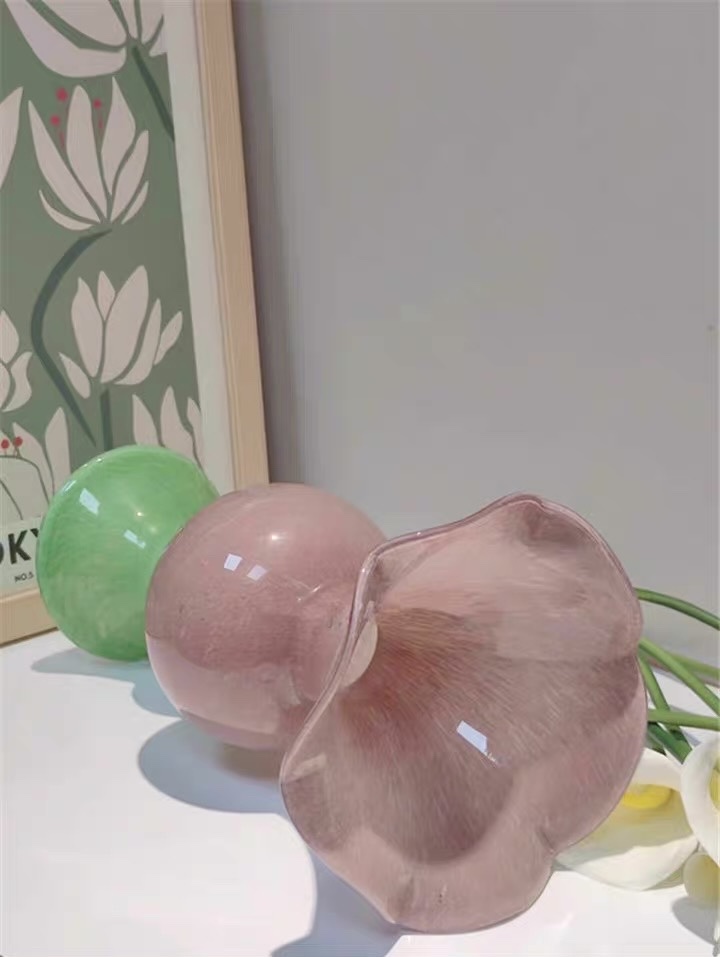 Cream pinkish-green dopamine InS-style high-footed glass vase with a high-end lace-trimmed table in vintage colors, carefully selected vintage glass flower-footed, round-belted, long-necked, flared flower-shaped vessel, French retro light luxury glass vintage pink. Application Scenario
