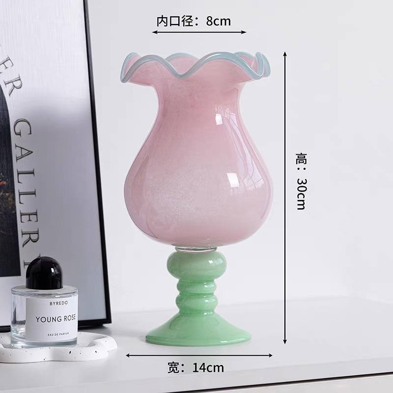 新品粉色法式复古高脚铃兰风灯花瓶中古琉璃高级玻璃花器插花摆件，法式玻璃花摆件家居轻奢电视柜复古装饰插花鲜花琉璃中古风灯。详情图5