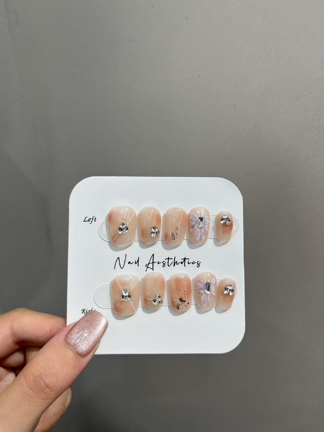 Wearing manicure, a fashionable and convenient way of manicure, has become a new favorite among beauty enthusiasts due to its features of no need to polish the real nails, no harm and being reusable. details Picture