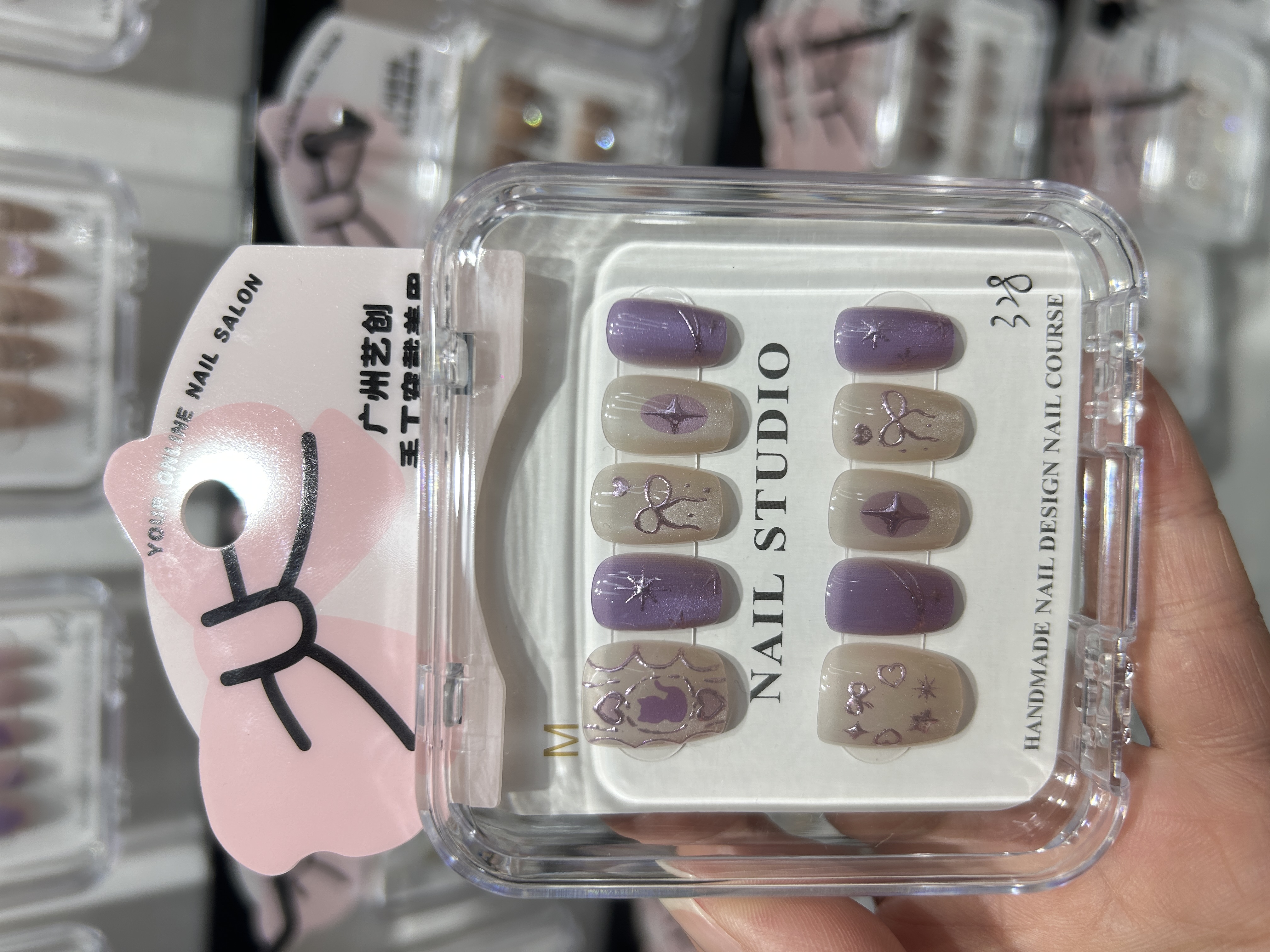 One-click wearable nail art products, wearable nail tips, a new choice for convenient and fast nail art. Put on the nail easily to create a fashionable fingertip wearable nail tip