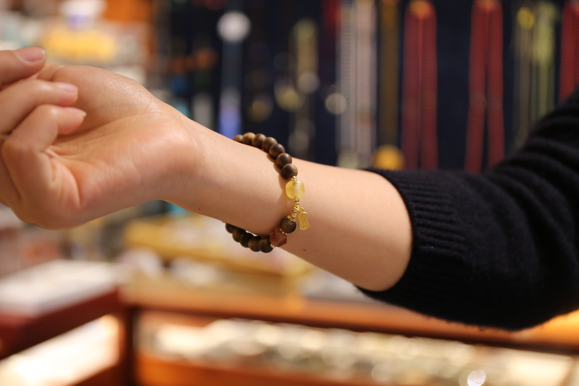 国潮-原创手作  莺歌绿奇楠沉香手串 规格8mm   搭配天然蜜蜡  南红玛瑙  银镀24k真金配饰 初香凉韵明显 详情6