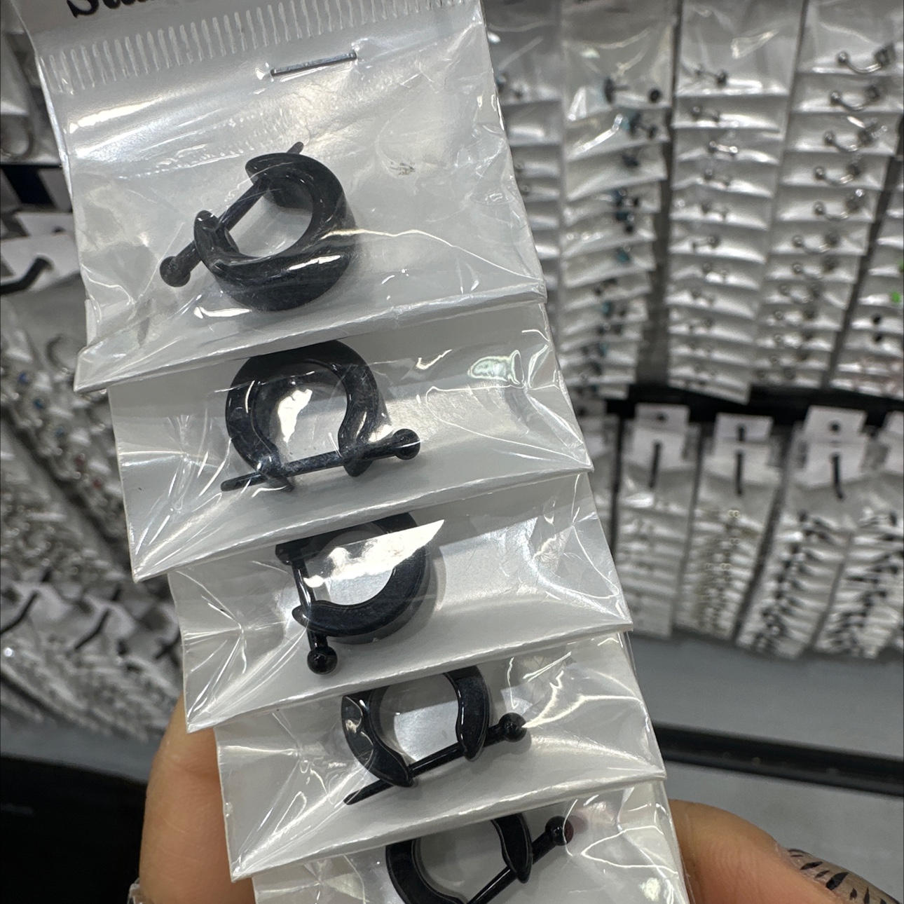 亚克力黑色男士耳钉饰品 耳钉耳环耳饰 简约时尚耐磨耐腐蚀耳饰耳饰耳饰产品图