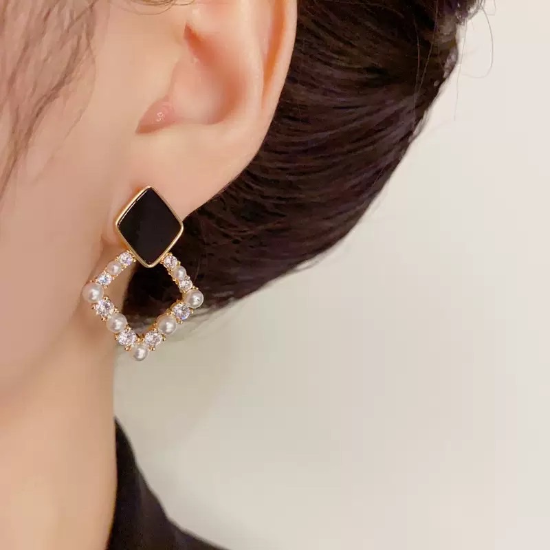 Stylish and fashionable design sense, diamond-encrusted pearl diamond-shaped earrings for women, simple and versatile earrings and accessories details Picture