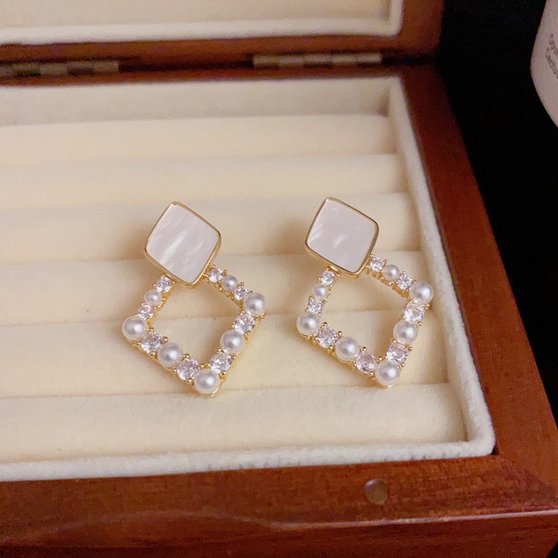 Stylish and fashionable design sense, diamond-encrusted pearl diamond-shaped earrings for women, simple and versatile earrings and accessories Application Scenario