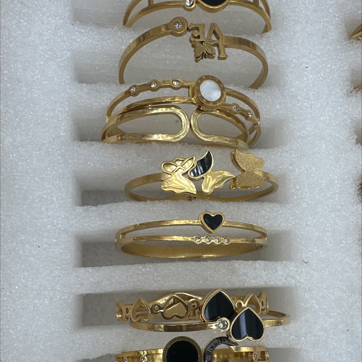 Titanium steel stainless steel bracelet, a high-end bracelet, is a fashionable and trendy accessory. It is anti-fading, wear-resistant and durable Application Scenario