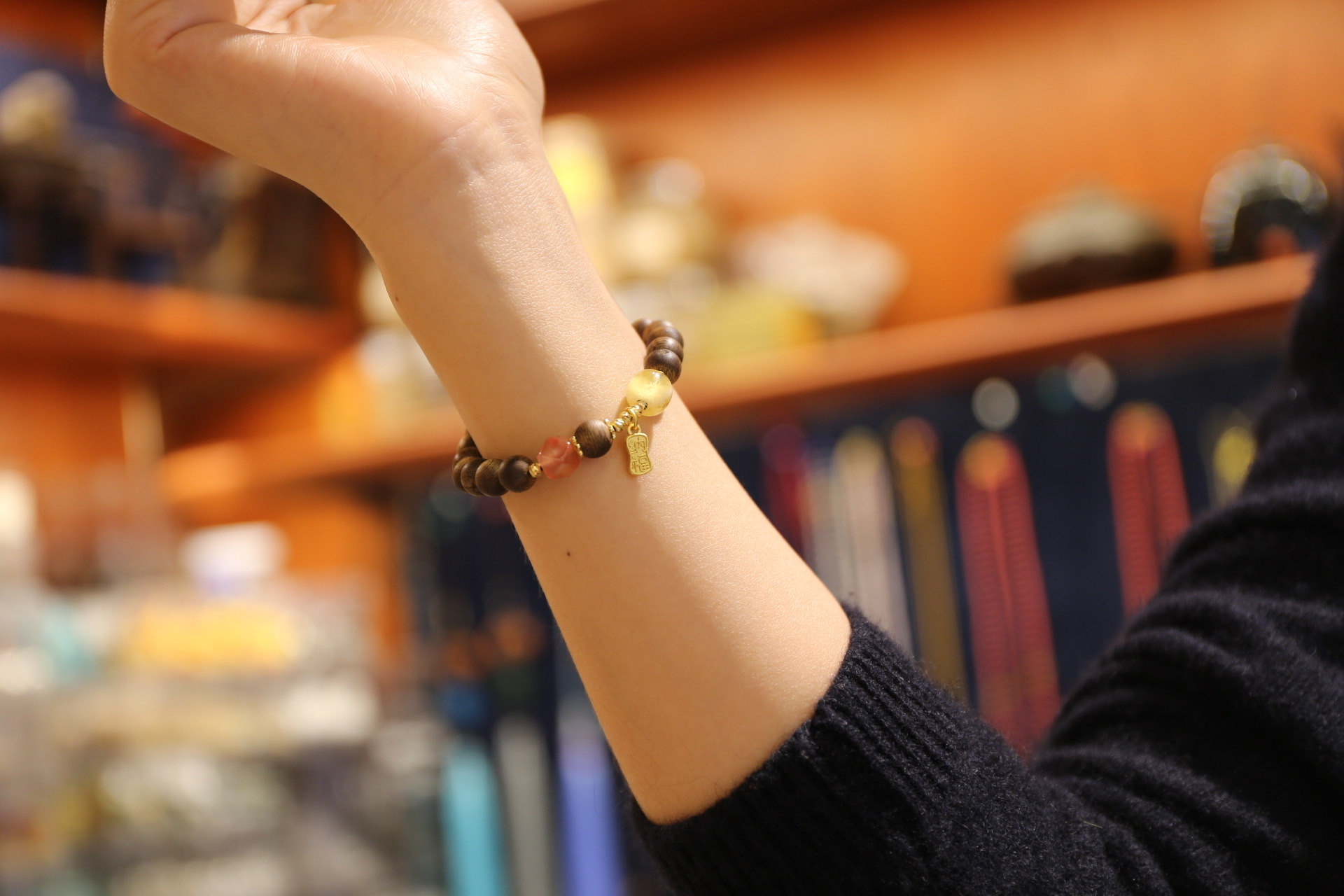 国潮-原创手作  莺歌绿奇楠沉香手串 规格8mm   搭配天然蜜蜡  南红玛瑙  银镀24k真金配饰 初香凉韵明显 详情5