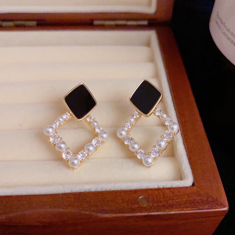 Stylish and fashionable design sense, diamond-encrusted pearl diamond-shaped earrings for women, simple and versatile earrings and accessories
