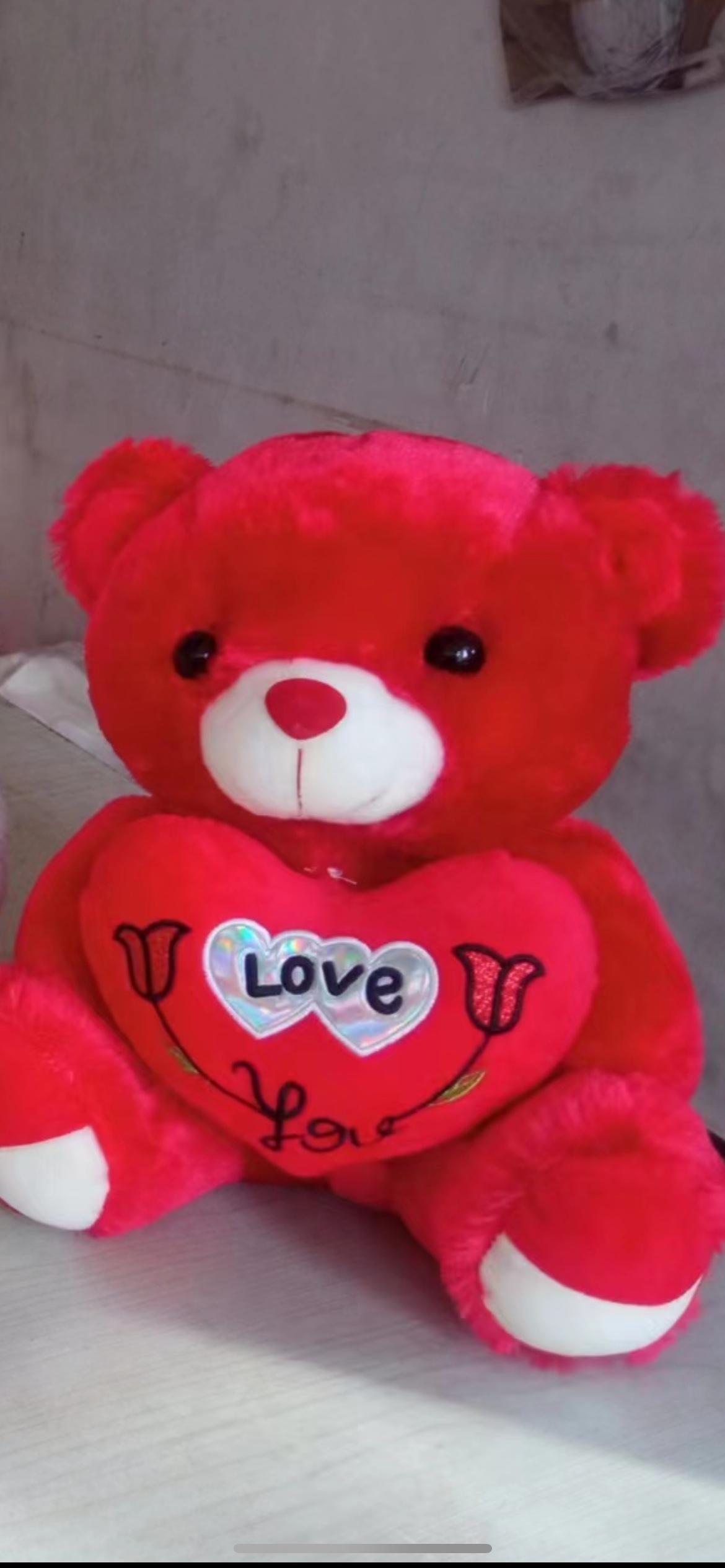 30公分亚丽绒绣花抱心熊毛绒玩具