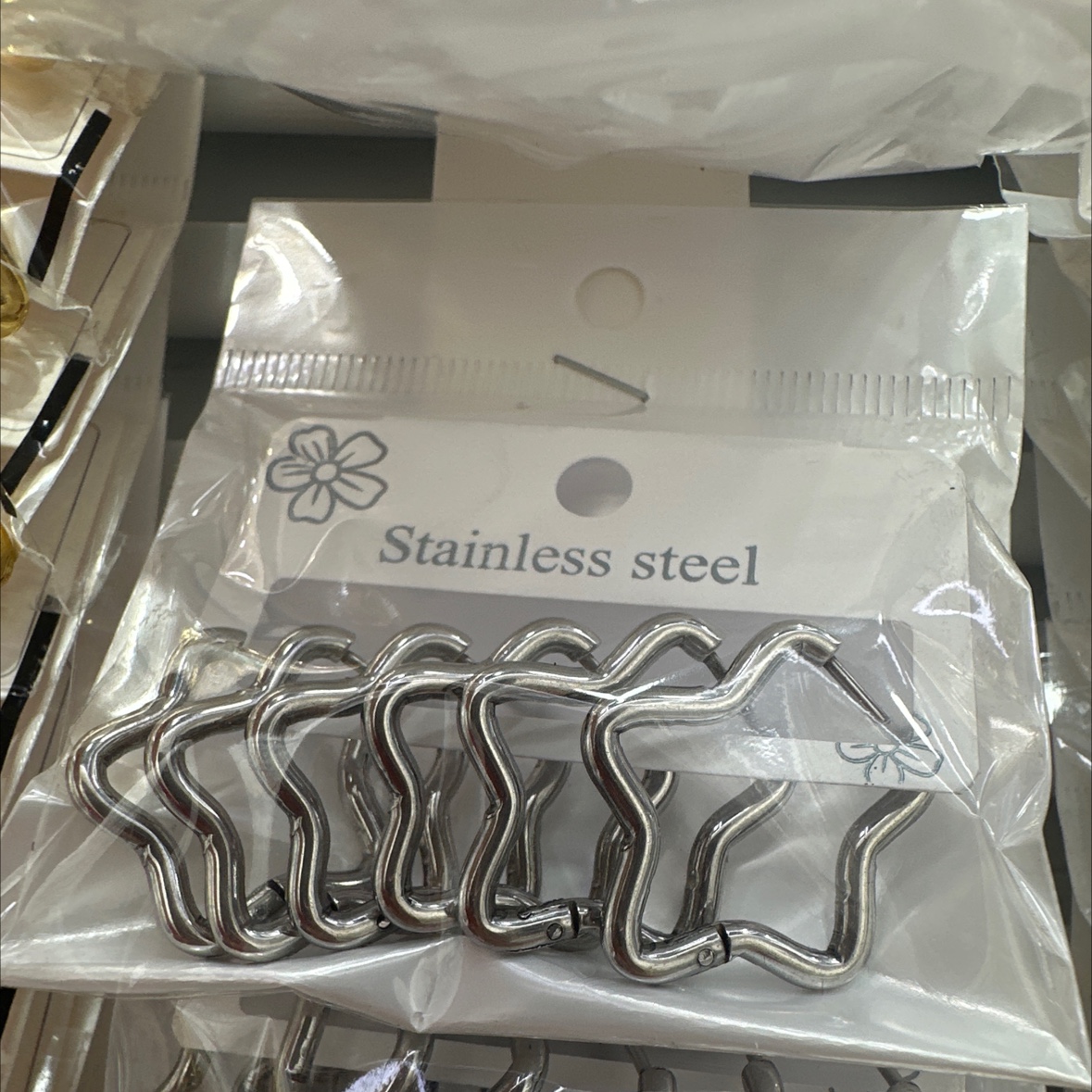 Titanium steel hybrid stud earrings exude a sense of high-end sophistication. They are simple and fashionable stud earrings made of titanium steel and durable. They are personalized and trendy stud earrings Application Scenario