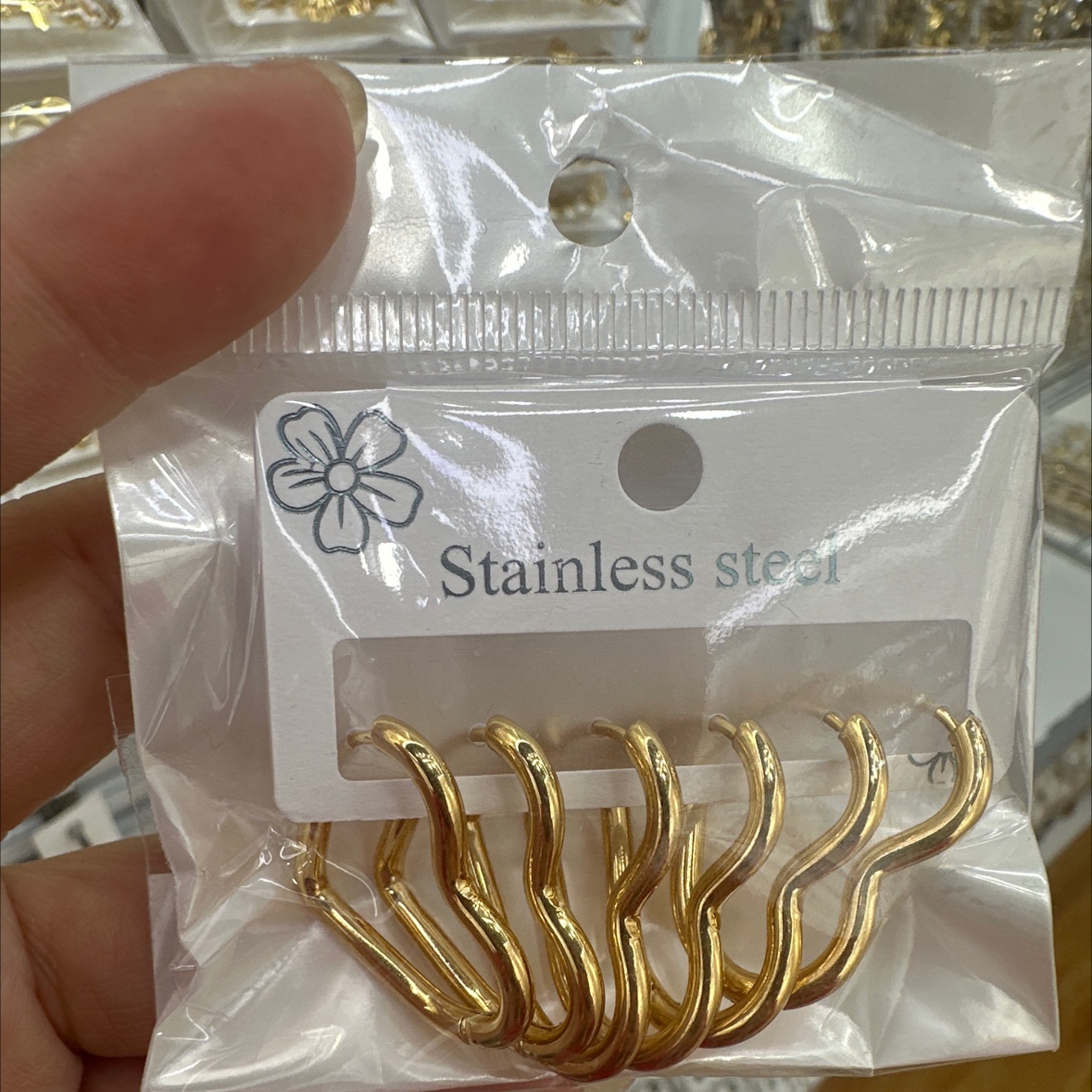 Titanium steel hybrid stud earrings exude a sense of high-end sophistication. They are simple and fashionable stud earrings made of titanium steel and durable. They are personalized and trendy stud earrings details Picture