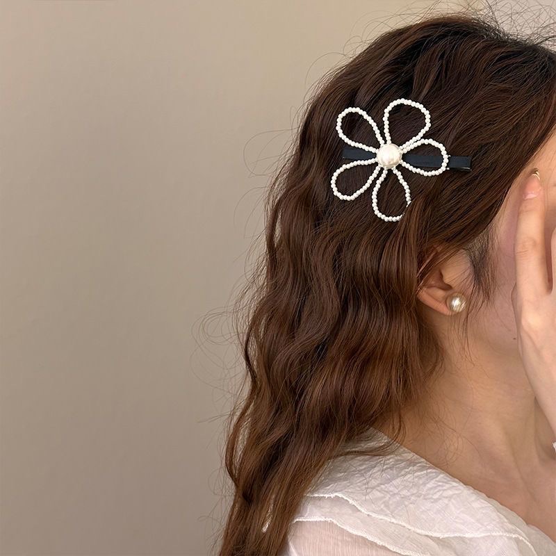 Pearl large flower black and white accessories, women's bangs clip, back head top clip, headwear and hair accessory, girl's side clip Application Scenario