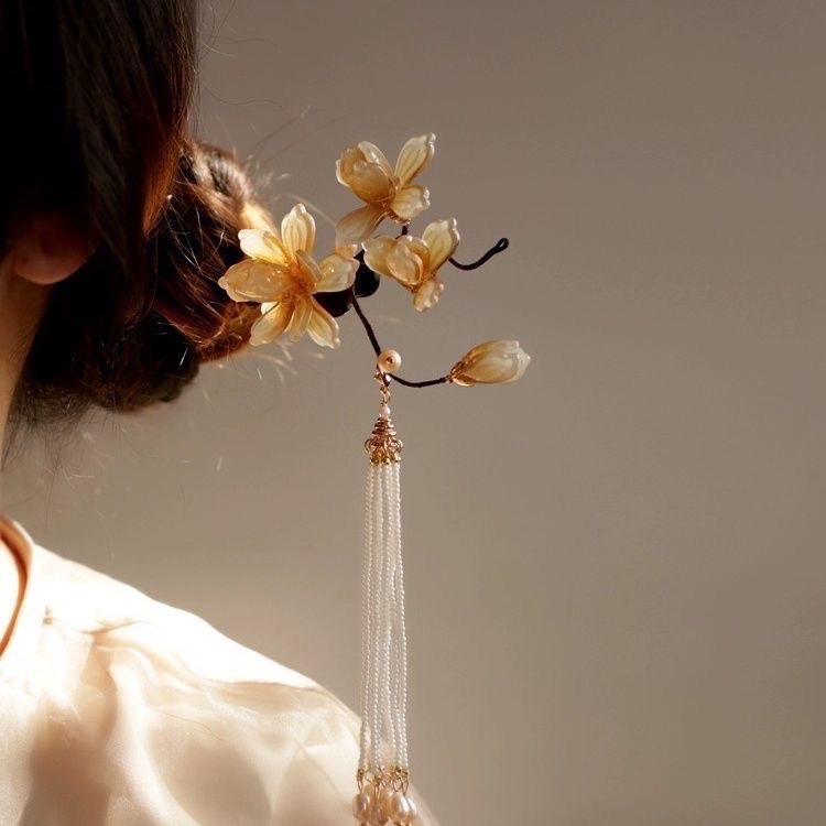 High-end updo hairpin with magnolia flower tassels, ancient-style bun hair accessory, Chinese classical cheongsam hairpin, Chinese-style hairpin details Picture
