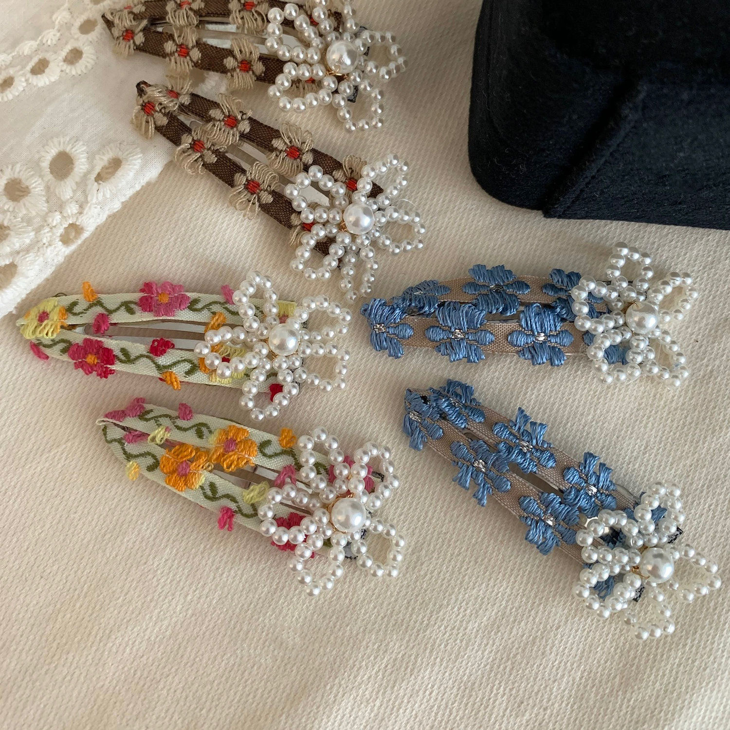 French pearl small flower 2024 new high-end side clip, side duckbill clip, forehead fringe clip headwear, only flowers details Picture