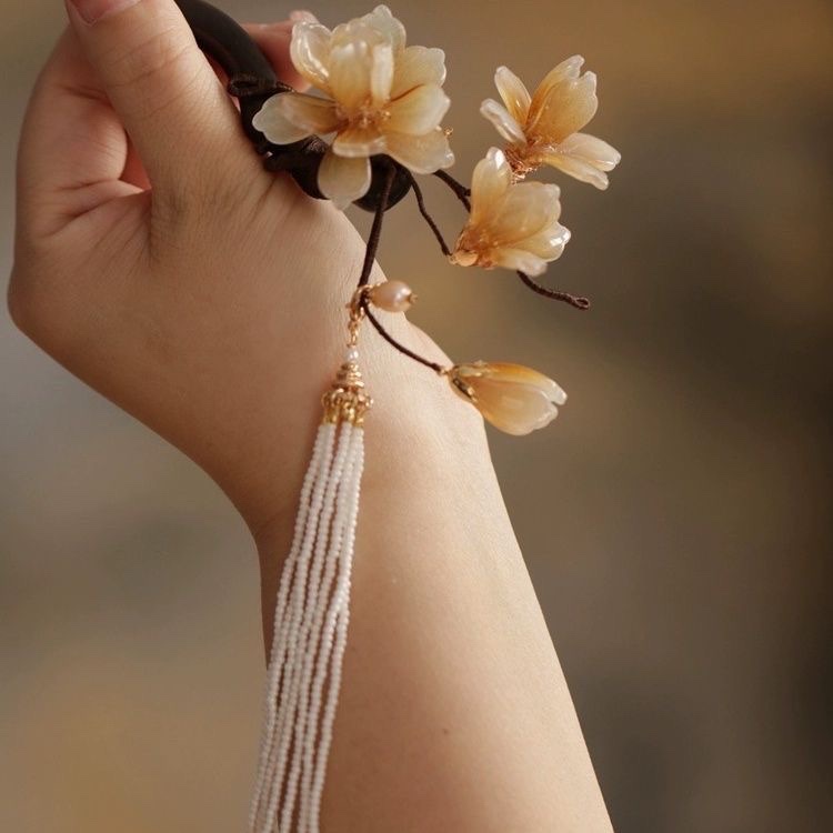 High-end updo hairpin with magnolia flower tassels, ancient-style bun hair accessory, Chinese classical cheongsam hairpin, Chinese-style hairpin Application Scenario